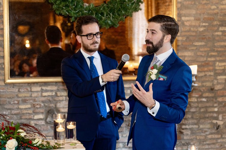 Il celebrante porge il microfono allo sposo